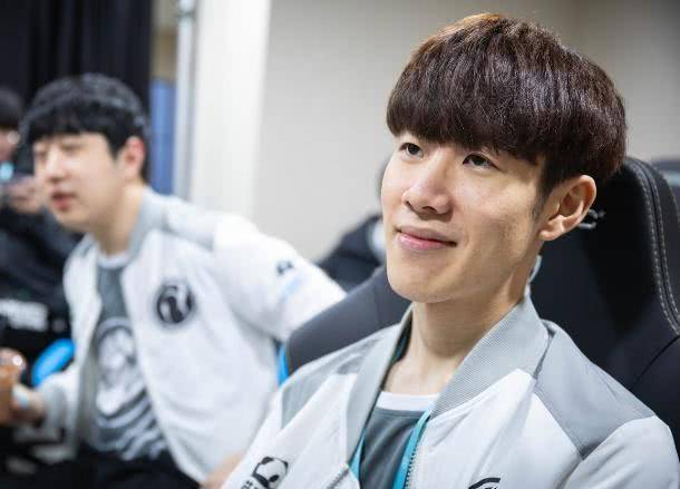  TheShy回归赛场，比分优势明显首场状态亮眼，利物浦观众沸腾！